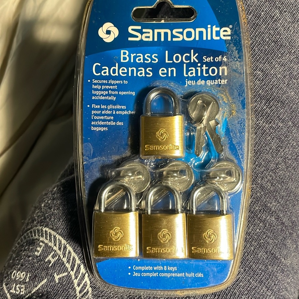Samsonite 4 brass locks with keys. Sealed package